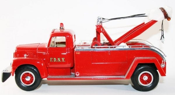 First Gear 1957 International R-200 Tow Truck FDNY - Image 2