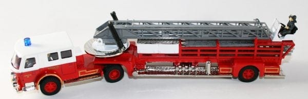Corgi American La France Aerial Ladder Truck Rochester N.Y. No. 51802 - Image 2